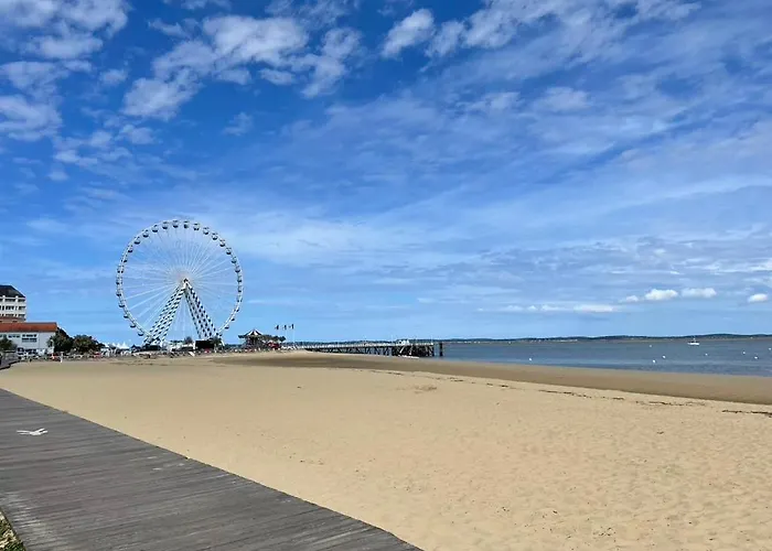Grande Maison Avec Patio Proche Et Centre Сasa de vacaciones *